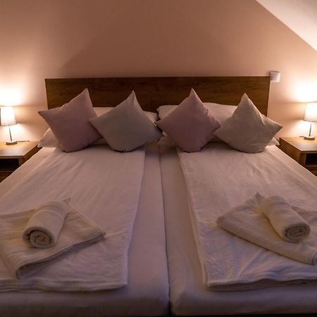 Rozsa Etterem & Panzio Bed & Breakfast Pécs Exterior photo